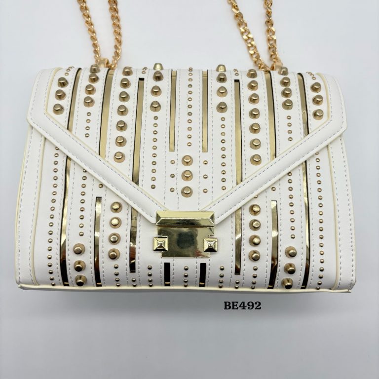 Bolso blanco detalles apliques dorado 24cm* 9cm* 17cm C- 23197